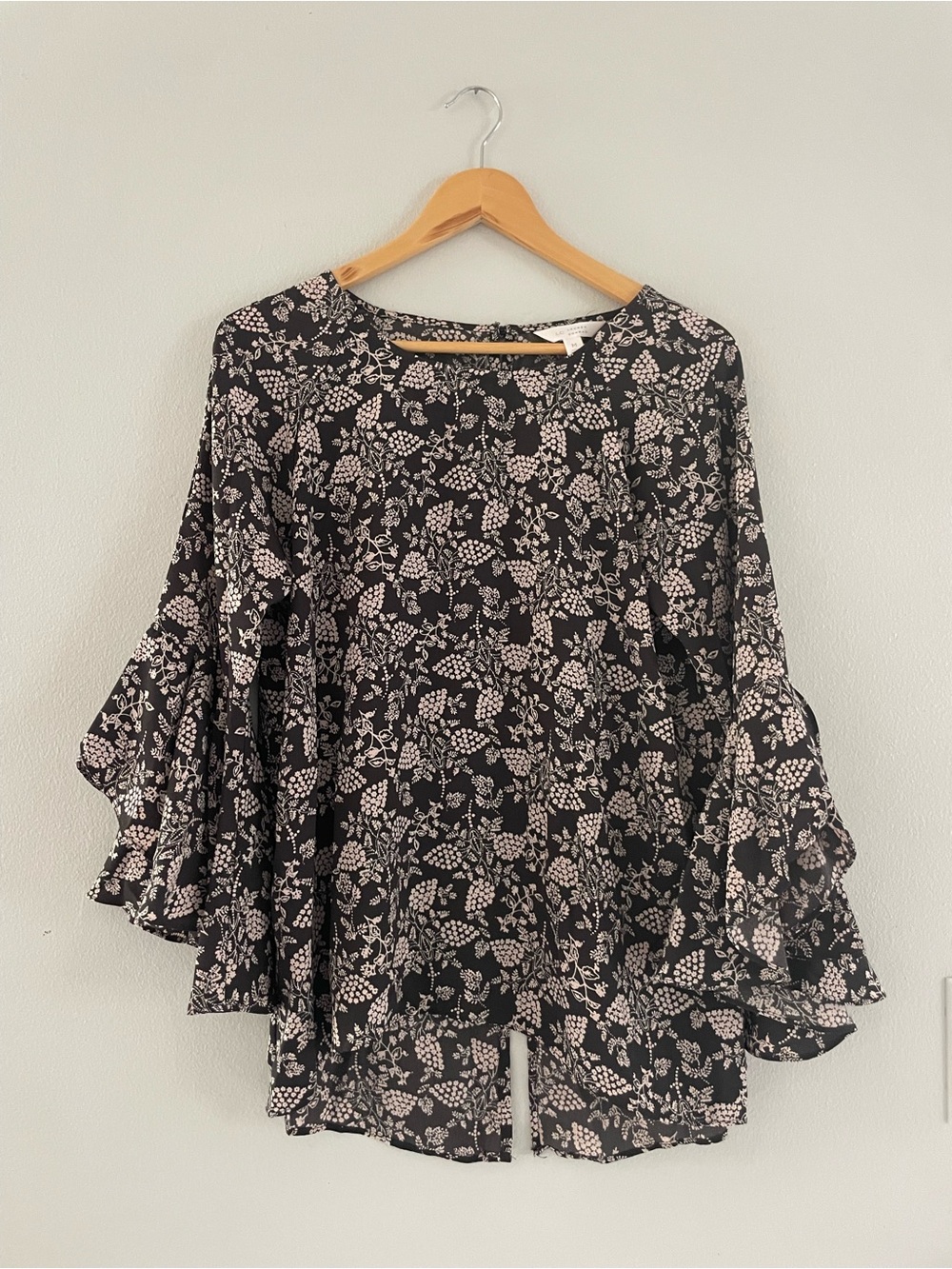 LC Lauren Conrad Black & Cream Floral Ruffle-Sleeve Blouse